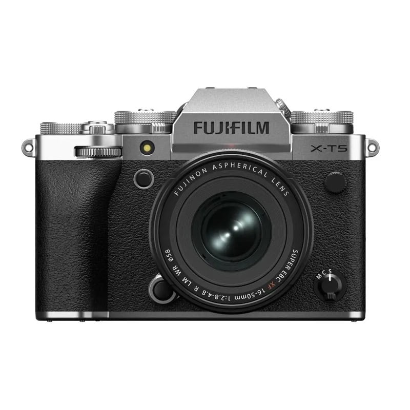 Fujifilm X-T5 Kamera mit silbernem Gehäuse und 16-50mm Objektiv.