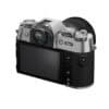 Fujifilm X-T50 Kamera mit XC 15-45mm Objektiv in Silber.