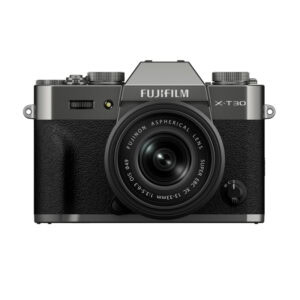 Fujifilm X-T30 III Kamera mit Objektiv in Schwarz und Silber.