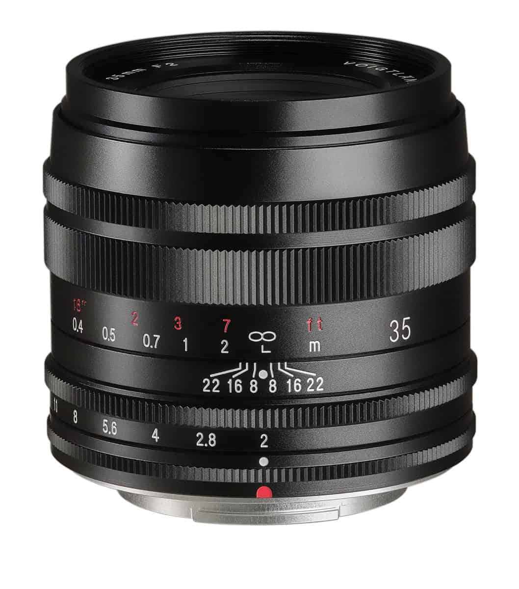Voigtländer Macro APO-Ultron 35 mm F2 Makroobjektiv auf weißem Hintergrund.